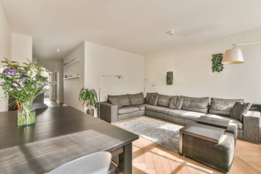 Geniş bir pencereden harika bir manzarası olan rahat, ferah ve parlak bir yemek alanı.