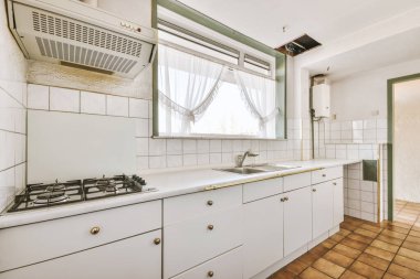 Beyaz ahşap dolapları olan sıradan mutfak odası.