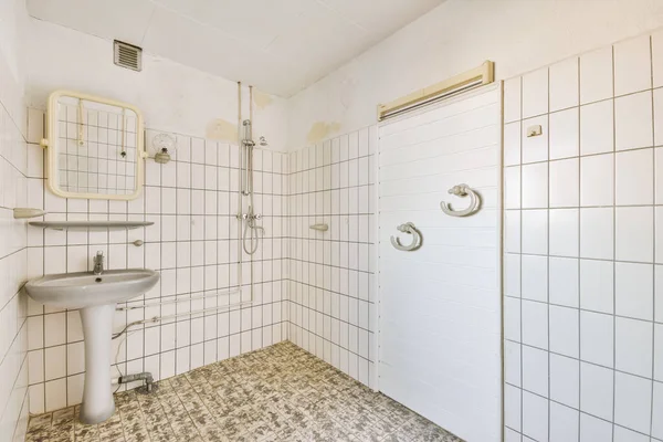 Einfaches Altes Badezimmer Mit Einfachen Geräten — Stockfoto