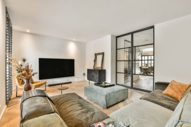 Geniş bir pencere ve televizyondan harika bir manzarası olan rahat, ferah ve parlak bir yemek alanı.