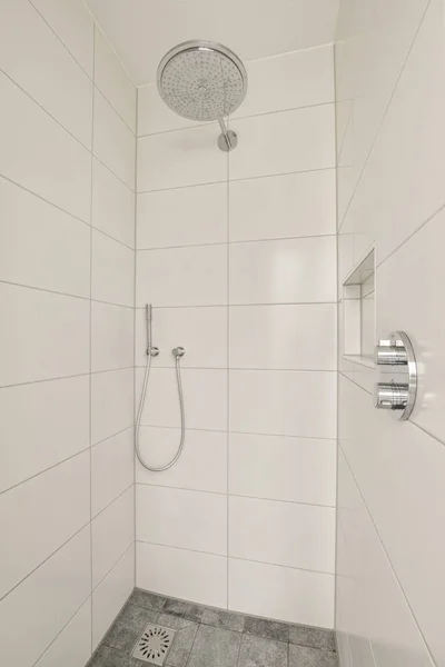 Interior Banheiro Contemporâneo Com Chuveiro Pia Estilo Mínimo Casa — Fotografia de Stock