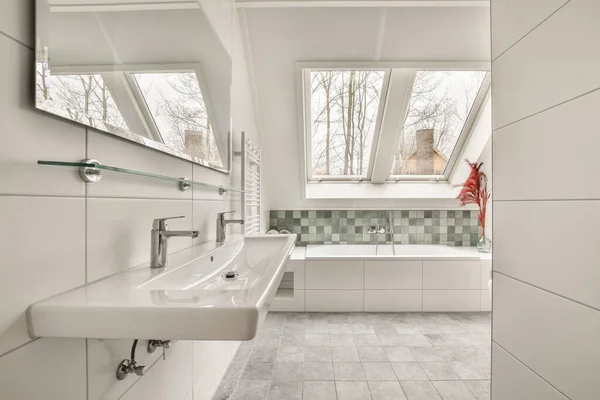 Interieur Des Modernen Badezimmers Mit Dusche Und Waschbecken Minimalistischen Stil — Stockfoto