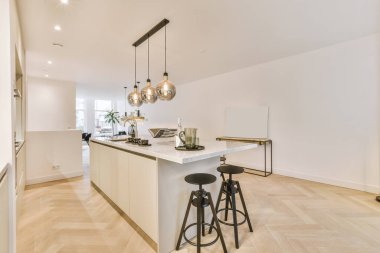 Modern bir dairede bir mutfak.