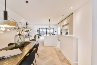 Modern lüks bir evde parlak bir yemek odası.