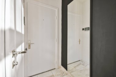 Işık dar koridor, beyaz duvarlarda birçok kapı ve kereste zemininde parlayan lamba