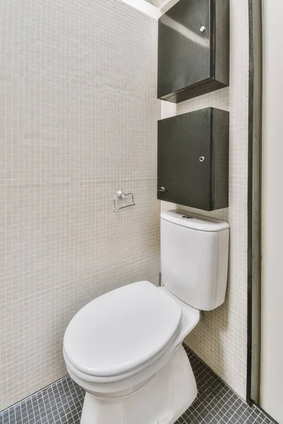 Interior Banheiro Estreito Com Banheiro Com Paredes Brancas Piso Quadriculado — Fotografia de Stock