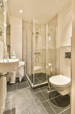 Modern tasarımı olan parlak minimalist banyo.