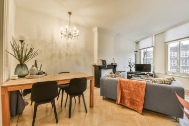 Geniş bir pencereden harika bir manzarası olan rahat, ferah ve parlak bir yemek alanı.