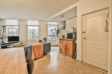 Geniş bir pencereden harika bir manzarası olan rahat, ferah ve parlak bir yemek alanı.