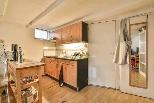 Dapur Cerah Luas Dengan Dinding Putih Dan Lantai Parket — Stok Foto