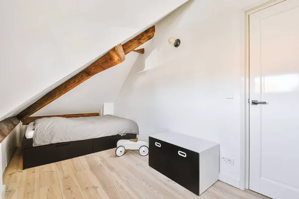 Interieur Van Moderne Slaapkamer Met Witte Muren Zolder Van Het — Stockfoto