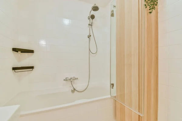 Banheiro Brilhante Com Divisória Madeira Banheira — Fotografia de Stock