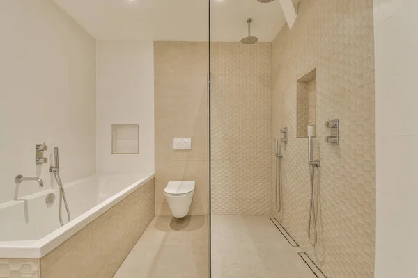 Stylový Design Interiéru Koupelny Bílým Vanou Skleněnou Sprchou Moderním Apartmánu — Stock fotografie