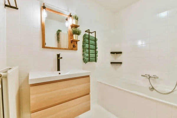 Interior Banheiro Moderno Com Elementos Madeira — Fotografia de Stock