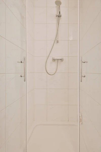 Prosta Czysta Kabina Prysznicowa Srebrnymi Urządzeniami — Zdjęcie stockowe