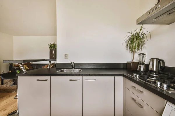 Wit Zwart Gekleurde Keukenapparatuur Een Moderne Keuken — Stockfoto
