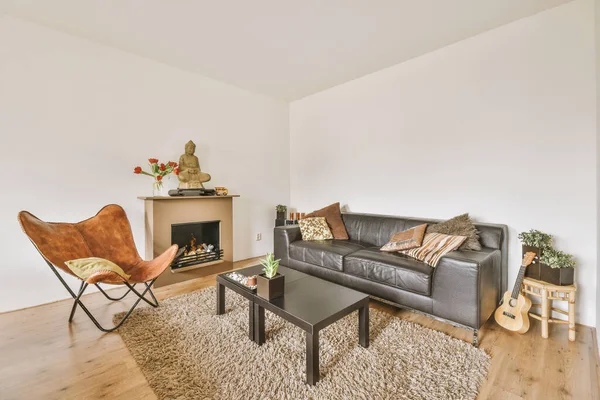 Ruang Tamu Dengan Satu Set Meja Makan Hitam Dan Sofa — Stok Foto