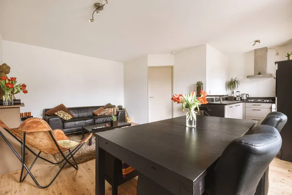 Meja Makan Berwarna Hitam Kursi Dan Sofa Dengan Bantal Ruang — Stok Foto