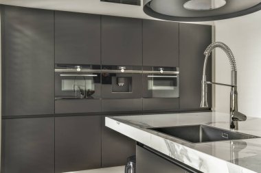 Geniş, parlak mutfak, yemek alanı, modern tasarım ve panoramik pencereler.