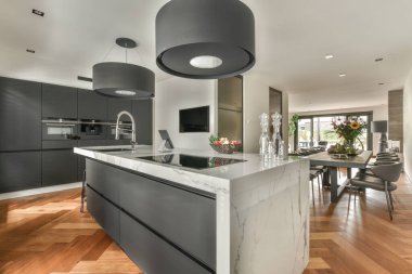 Geniş, parlak mutfak, yemek alanı, modern tasarım ve panoramik pencereler.