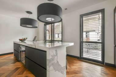 Geniş, parlak mutfak, yemek alanı, modern tasarım ve panoramik pencereler.