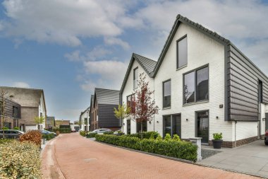 Panoramik manzaralı evler ağaçlar ve fenerlerle dolu boş bir kaldırım sokağı