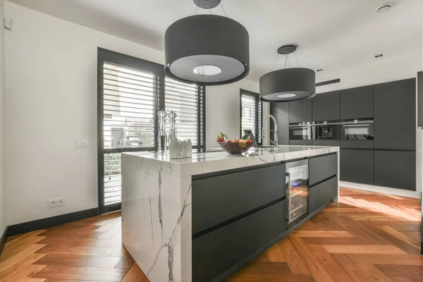 Ruime Lichte Keuken Met Eethoek Modern Design Panoramische Ramen — Stockfoto