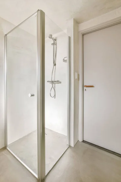 Duş Muslukları Cam Bölmenin Yanındaki Fayanslı Duvara Bağlı Evdeki Tuvaletteki — Stok fotoğraf