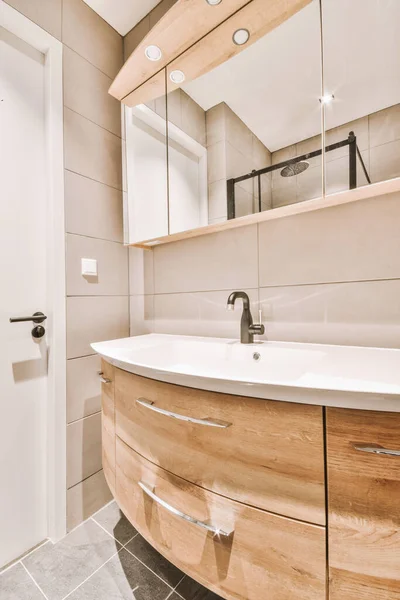 Lavabo Aynalı Dolap Kapının Yanındaki Fayanslı Duvara Modern Tuvaletteki Kurutma — Stok fotoğraf