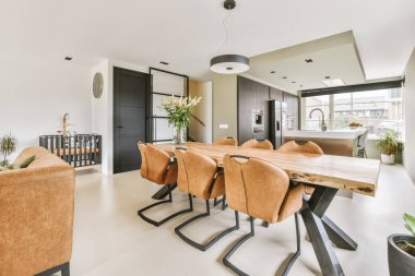 Çağdaş dairenin kapısının ve yemek alanının yakınındaki yastıklı rahat bir kanepe.