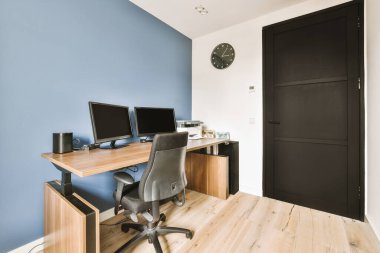 Odanın içinde ahşap masa ve perdeli raflar var.