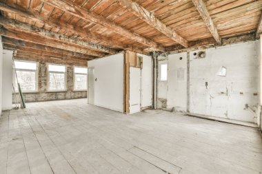 Evdeki boş ışık odasının beyaz duvarındaki plastik pencere.