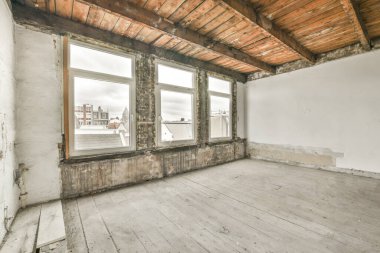 Evdeki boş ışık odasının beyaz duvarındaki plastik pencere.