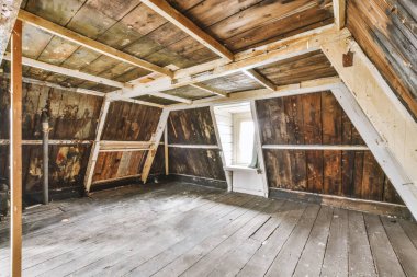 Evdeki boş Mansard Işık Odası 'nın beyaz duvarındaki plastik pencere