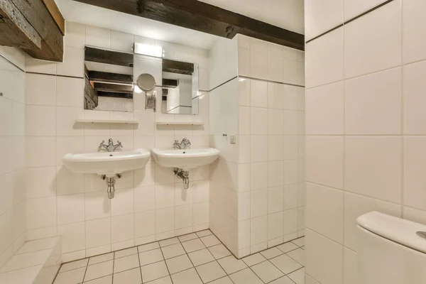 Interior Banheiro Contemporâneo Com Chuveiro Banheira Vaso Sanitário Pia Estilo — Fotografia de Stock