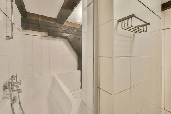 Duş Küvet Tuvalet Lavabonun Olduğu Çağdaş Bir Banyo — Stok fotoğraf