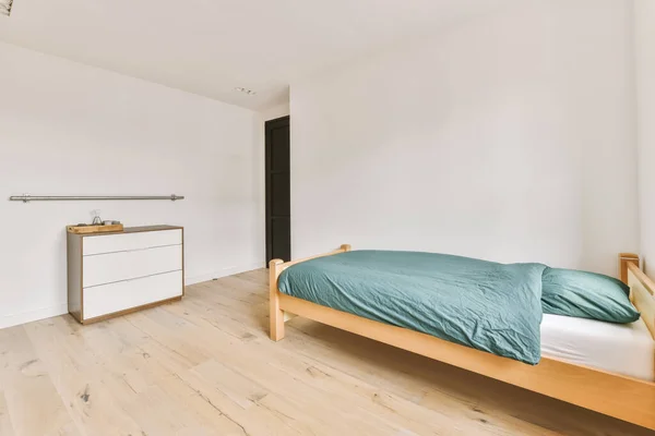 Comfortabel Bed Zonder Sierdeken Buurt Van Raam Kast Lichte Slaapkamer — Stockfoto