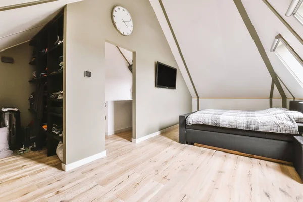 Lit Confortable Placé Près Mur Blanc Dans Une Chambre Mansardée — Photo