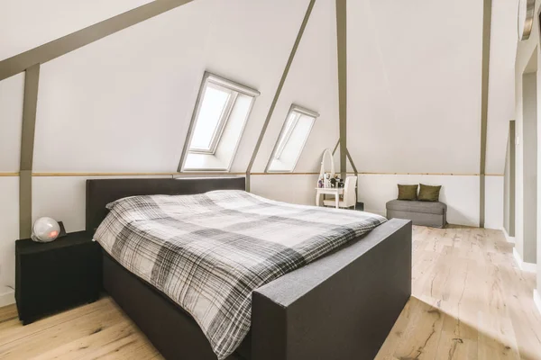 Comfortabel Bed Geplaatst Buurt Van Witte Muur Moderne Minimalistische Stijl — Stockfoto