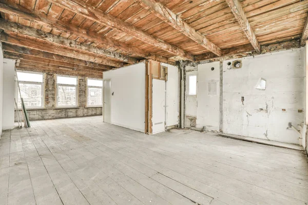 Evdeki boş ışık odasının beyaz duvarındaki plastik pencere.