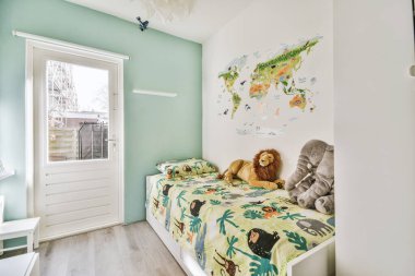 Küçük yatak odasının minimalist iç tasarımı. Köşesinde yumuşak yatak, ahşap gardırop ve lamba aydınlatmalı raflar var.