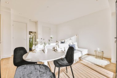 Modern lüks bir evde parlak bir yemek odası.