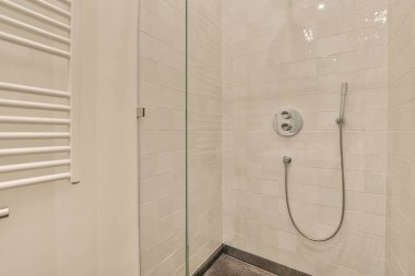 Lavabo ve ayna sifon tuvaletinin yanında ve beton duvara karşı küvet