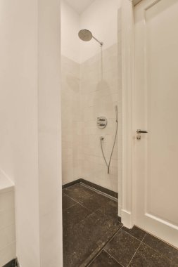 Lavabo ve ayna sifon tuvaletinin yanında ve beton duvara karşı küvet