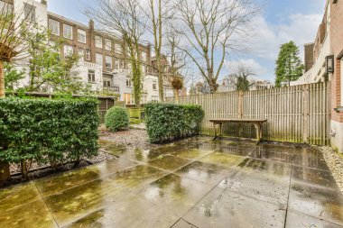 Açık hava eğlencesi için yemek alanı olan minimalist, parlak ve manzaralı bir arka bahçe.