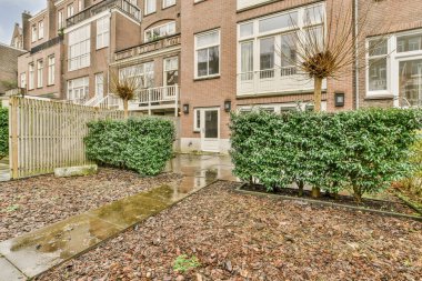 Açık hava eğlencesi için yemek alanı olan minimalist, parlak ve manzaralı bir arka bahçe.