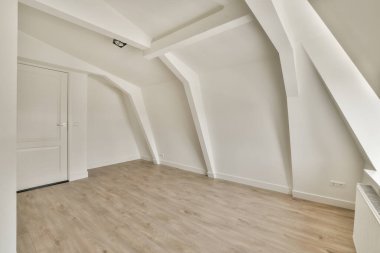 Lüks bir evde rahat ve ferah boş bir oda.