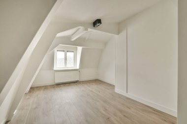 Evdeki boş ışık odasında, beyaz duvardaki plastik pencere ve radyatör.