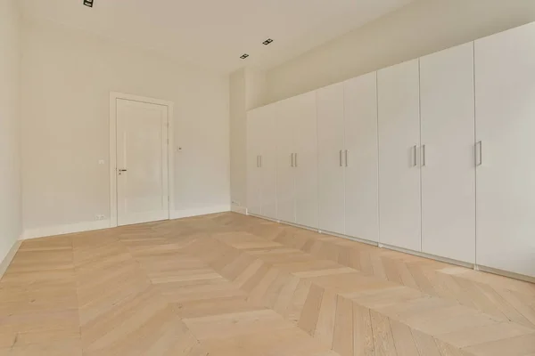 大きなバルコニー窓 ワードローブ 木製の寄木細工の床と空の白い部屋のインテリア — ストック写真
