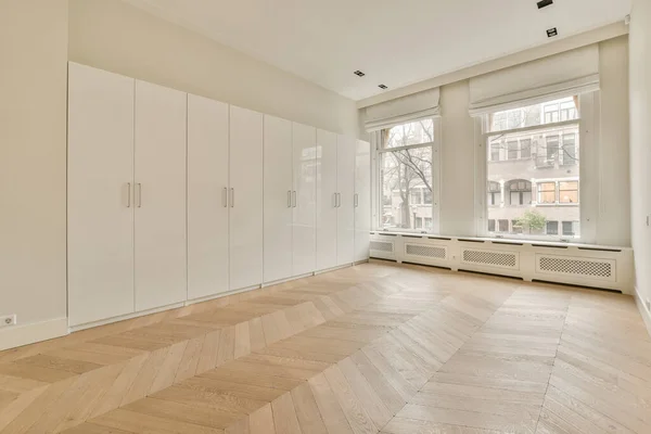 Interior Sala Branca Vazia Com Grandes Janelas Varanda Roupeiros Piso — Fotografia de Stock